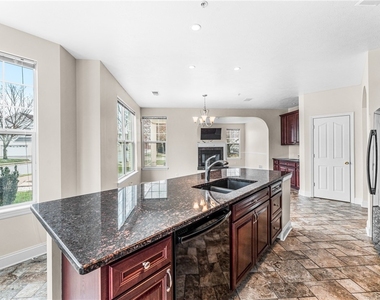 216 Adams Pointe Blvd - Photo Thumbnail 10