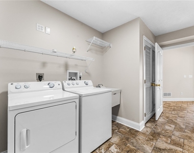 216 Adams Pointe Blvd - Photo Thumbnail 24