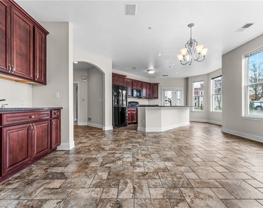216 Adams Pointe Blvd - Photo Thumbnail 6