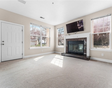 216 Adams Pointe Blvd - Photo Thumbnail 4