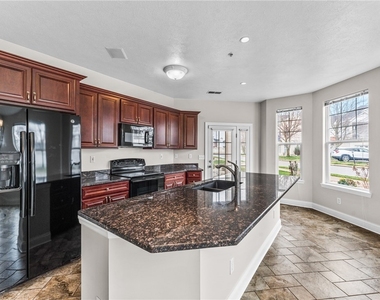 216 Adams Pointe Blvd - Photo Thumbnail 14