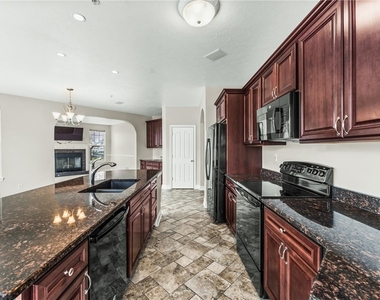 216 Adams Pointe Blvd - Photo Thumbnail 11