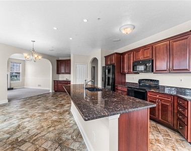 216 Adams Pointe Blvd - Photo Thumbnail 9