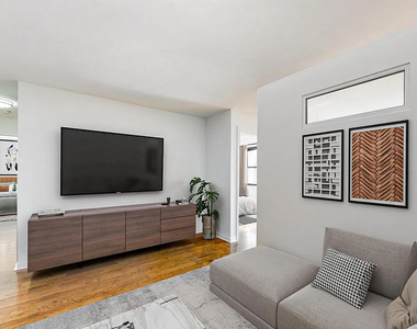 East 82nd Street - Photo Thumbnail 4