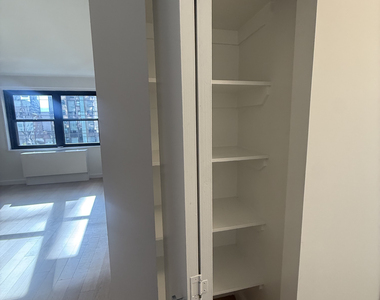 222 East 39th Street - Photo Thumbnail 5