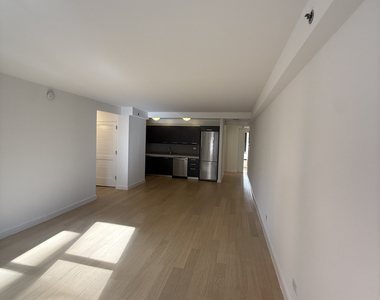 222 East 39th Street - Photo Thumbnail 3
