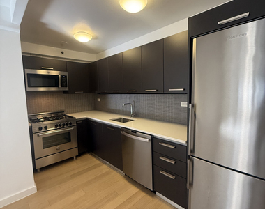 222 East 39th Street - Photo Thumbnail 4