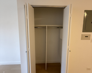 222 East 39th Street - Photo Thumbnail 2