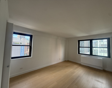 222 East 39th Street - Photo Thumbnail 6