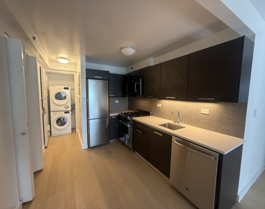 222 East 39th Street - Photo Thumbnail 3