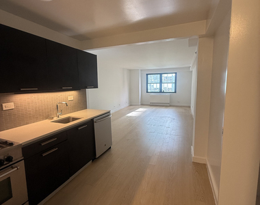 222 East 39th Street - Photo Thumbnail 2