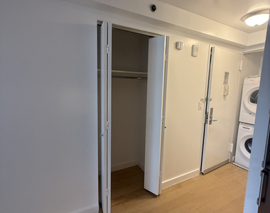 222 East 39th Street - Photo Thumbnail 4
