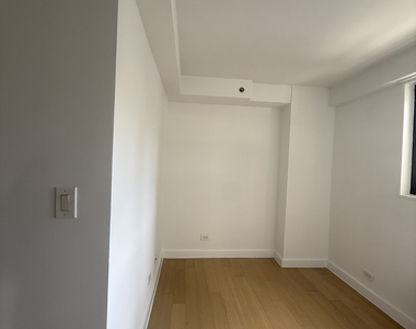 222 East 39th Street - Photo Thumbnail 8