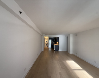 222 East 39th Street - Photo Thumbnail 1