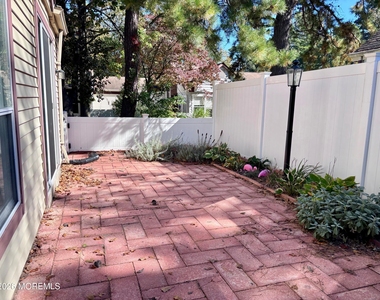 945b Liverpool Circle - Photo Thumbnail 7