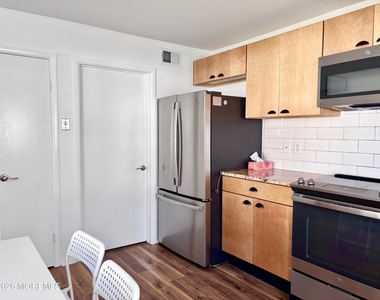 945b Liverpool Circle - Photo Thumbnail 1