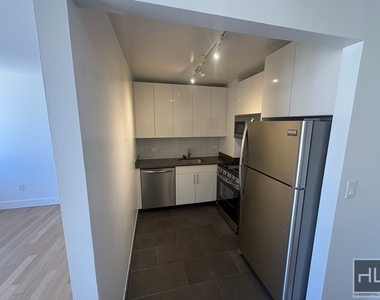 West 35th Street - Photo Thumbnail 2
