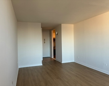 305 West 50th Street - Photo Thumbnail 5