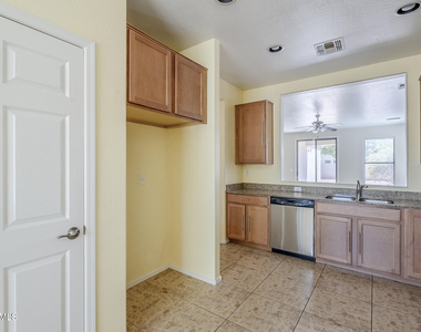 10017 W Raymond Street - Photo Thumbnail 7