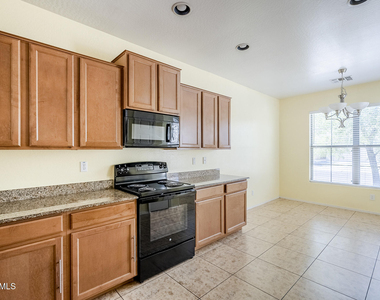 10017 W Raymond Street - Photo Thumbnail 4