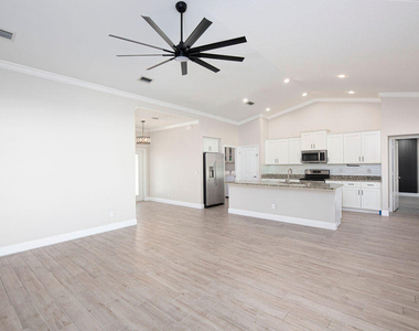 673 Sw Mchole Avenue - Photo Thumbnail 9