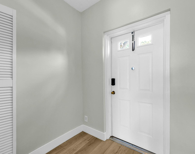 219 Mallory Court - Photo Thumbnail 6