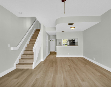 219 Mallory Court - Photo Thumbnail 14