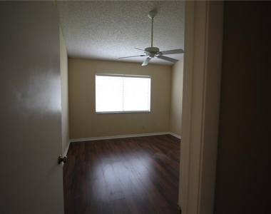 7225 Solandra Lane - Photo Thumbnail 15