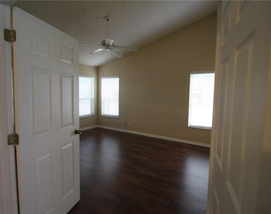 7225 Solandra Lane - Photo Thumbnail 9