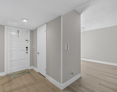 3107 N Palm Aire Drive - Photo Thumbnail 2