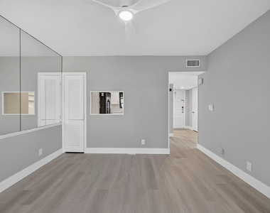 3107 N Palm Aire Drive - Photo Thumbnail 5