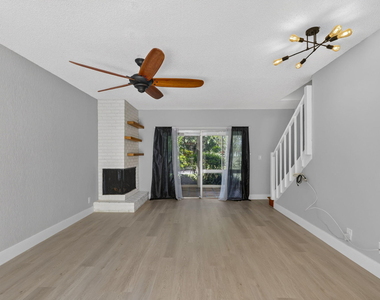 3107 N Palm Aire Drive - Photo Thumbnail 3