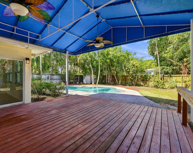 617 Nw 28th Court - Photo Thumbnail 13
