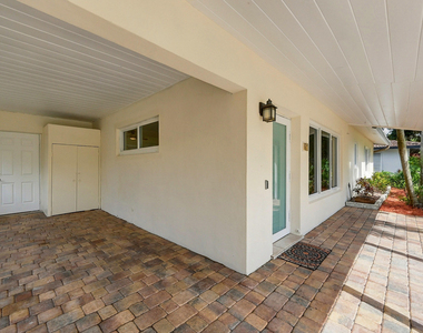 617 Nw 28th Court - Photo Thumbnail 2