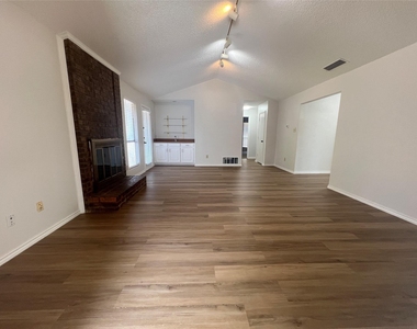 4517 Boston Drive - Photo Thumbnail 7