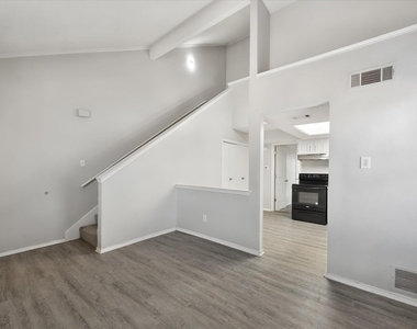 311 Kings Way Drive - Photo Thumbnail 5
