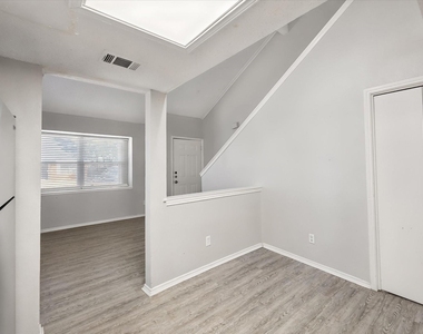 311 Kings Way Drive - Photo Thumbnail 7
