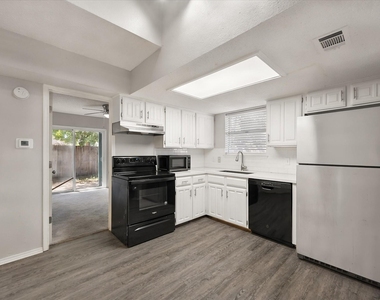 311 Kings Way Drive - Photo Thumbnail 9