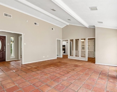 2840 Meadowbrook Drive - Photo Thumbnail 7