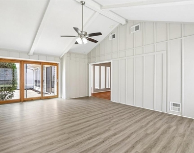 2840 Meadowbrook Drive - Photo Thumbnail 10