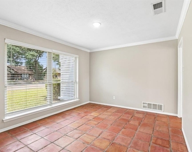 2840 Meadowbrook Drive - Photo Thumbnail 3