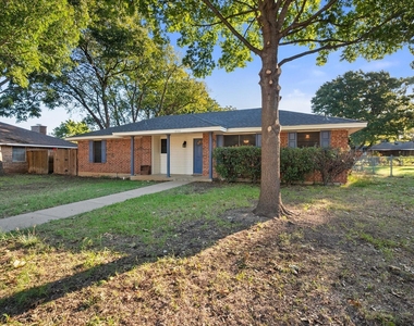1606 Ridge Court - Photo Thumbnail 5