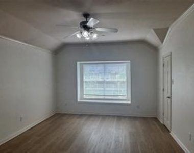 8745 Manhattan Avenue - Photo Thumbnail 17