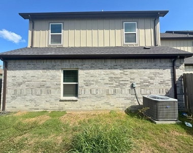 1027 Debby Court - Photo Thumbnail 13