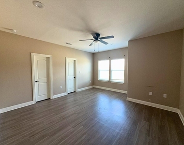 1027 Debby Court - Photo Thumbnail 6