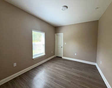 1027 Debby Court - Photo Thumbnail 9