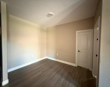 1027 Debby Court - Photo Thumbnail 5
