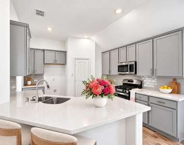 504 Pepperbark Avenue - Photo Thumbnail 5