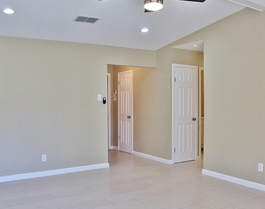 302 Linkwood Drive - Photo Thumbnail 4