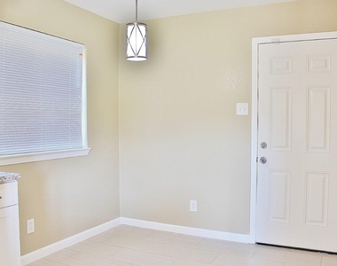 302 Linkwood Drive - Photo Thumbnail 8
